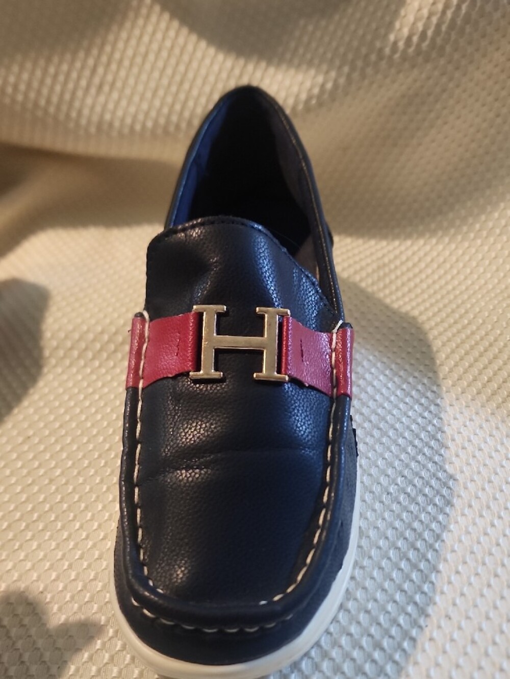Tommy Hilfiger Navy and Red Slip-On Loafers with Gold H Accent - Picture 7 of 11